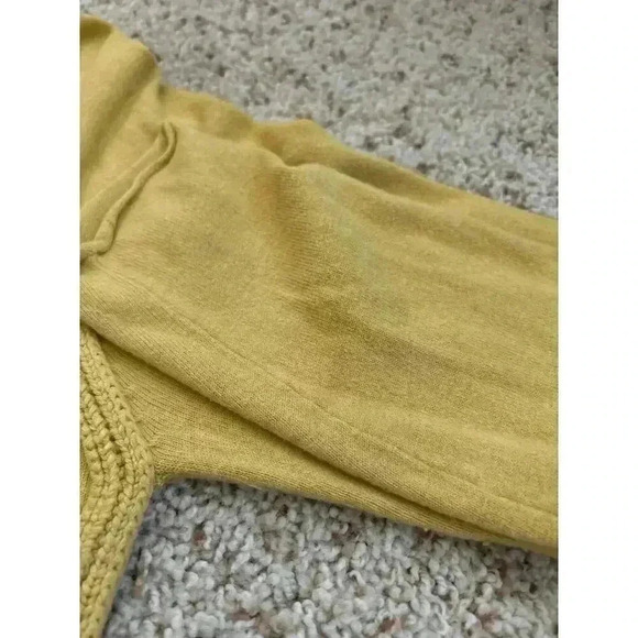 Cabi V-Neck Lightweight Fitted Mustard Yellow Knit Sweater Women's Size M - Picture 9 of 9